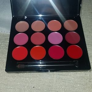 BNIB Ish lip statement palette